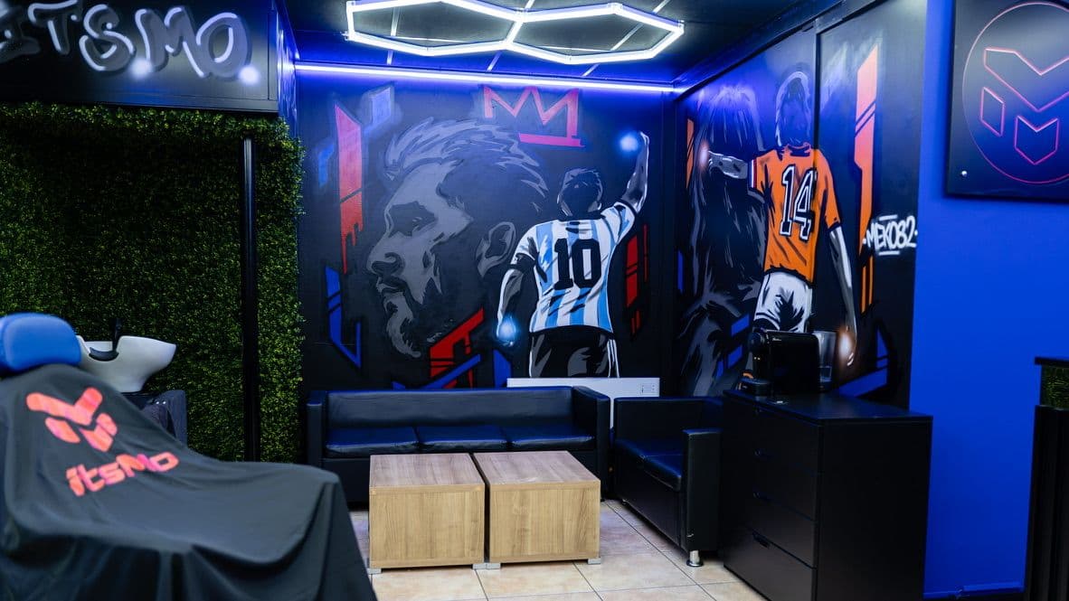 Interieur van ItsMo met de muurschildering en de stoelen