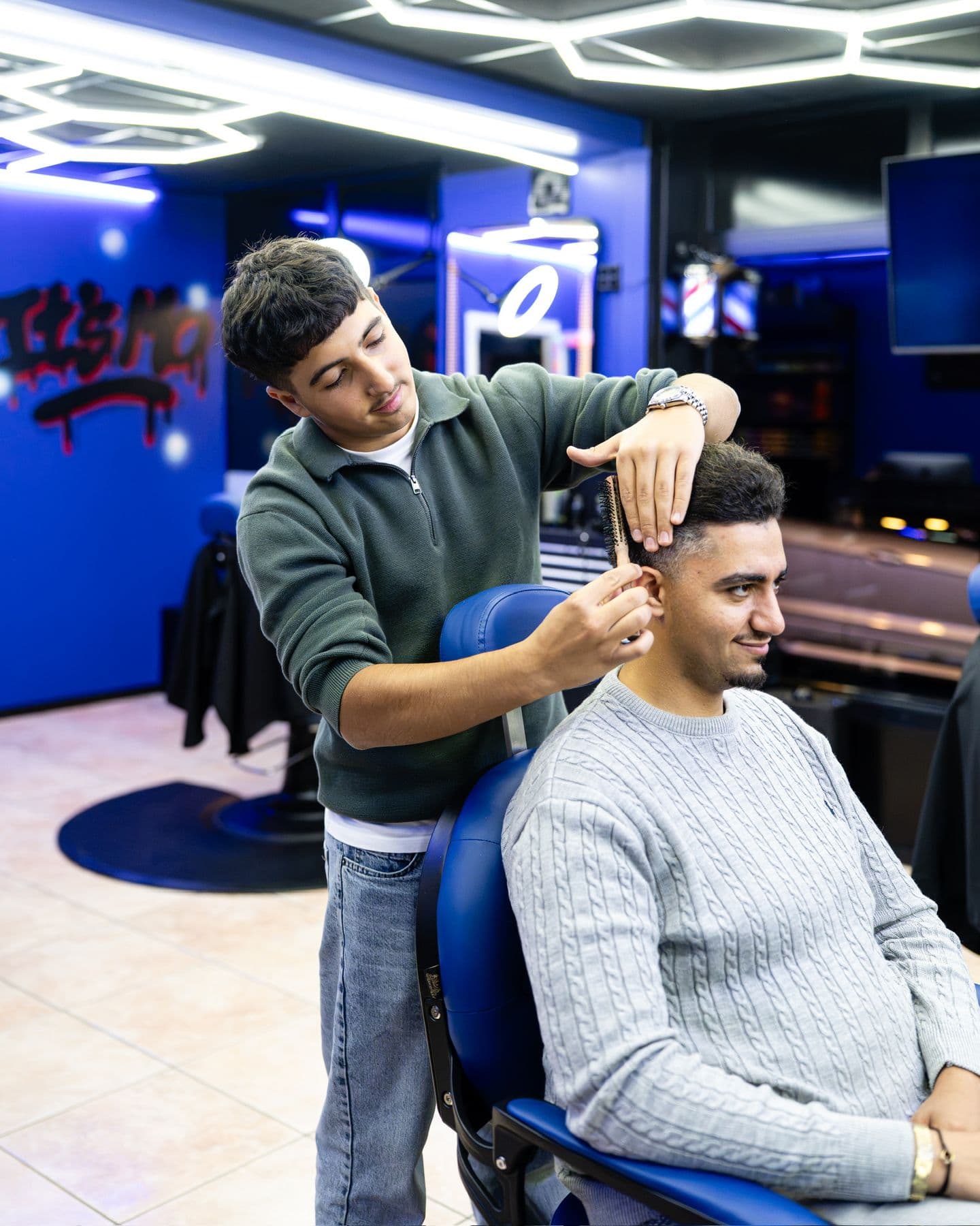 Haar in model brengen met de kam