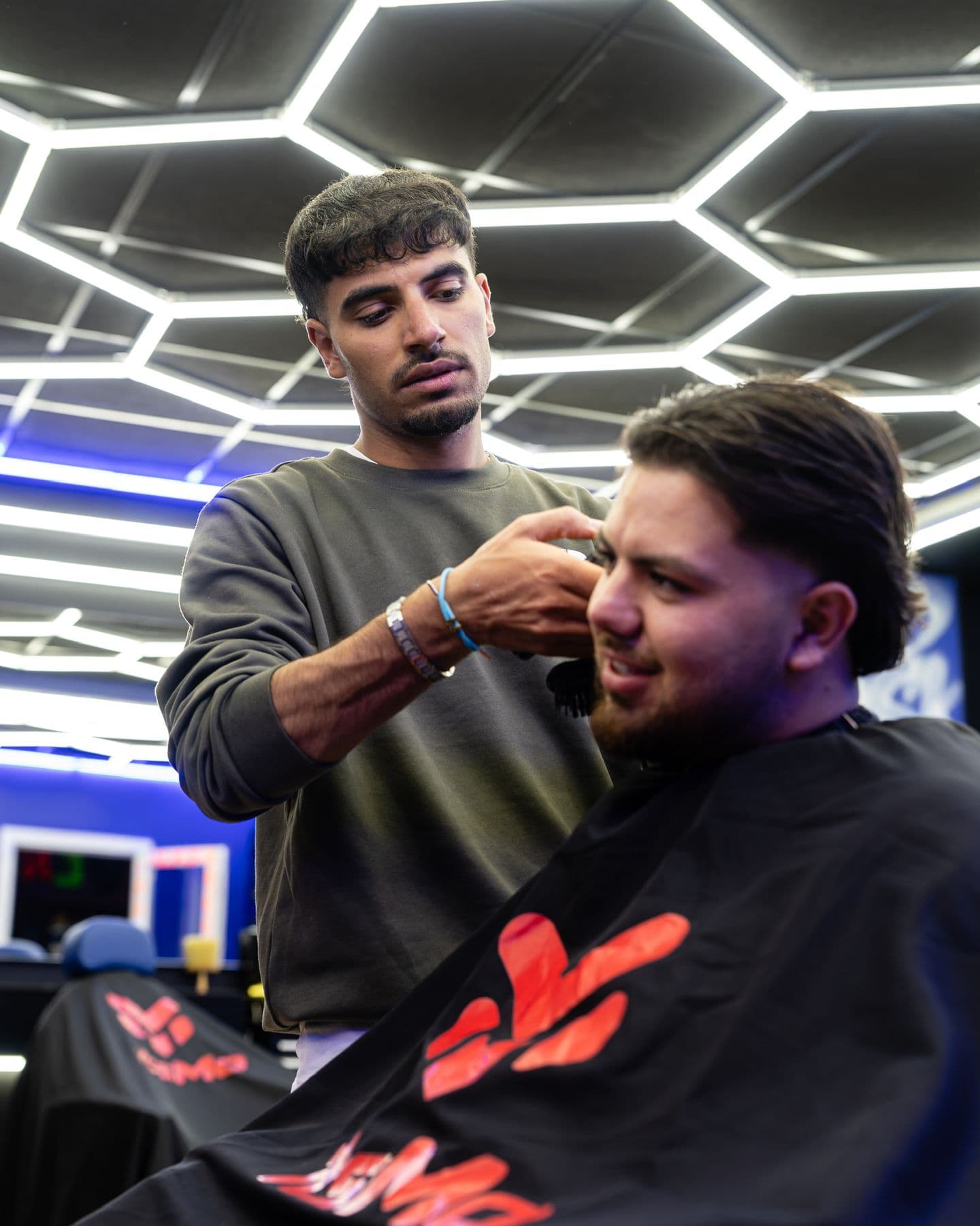 Mo werkt een baard bij onder de hexagonverlichting