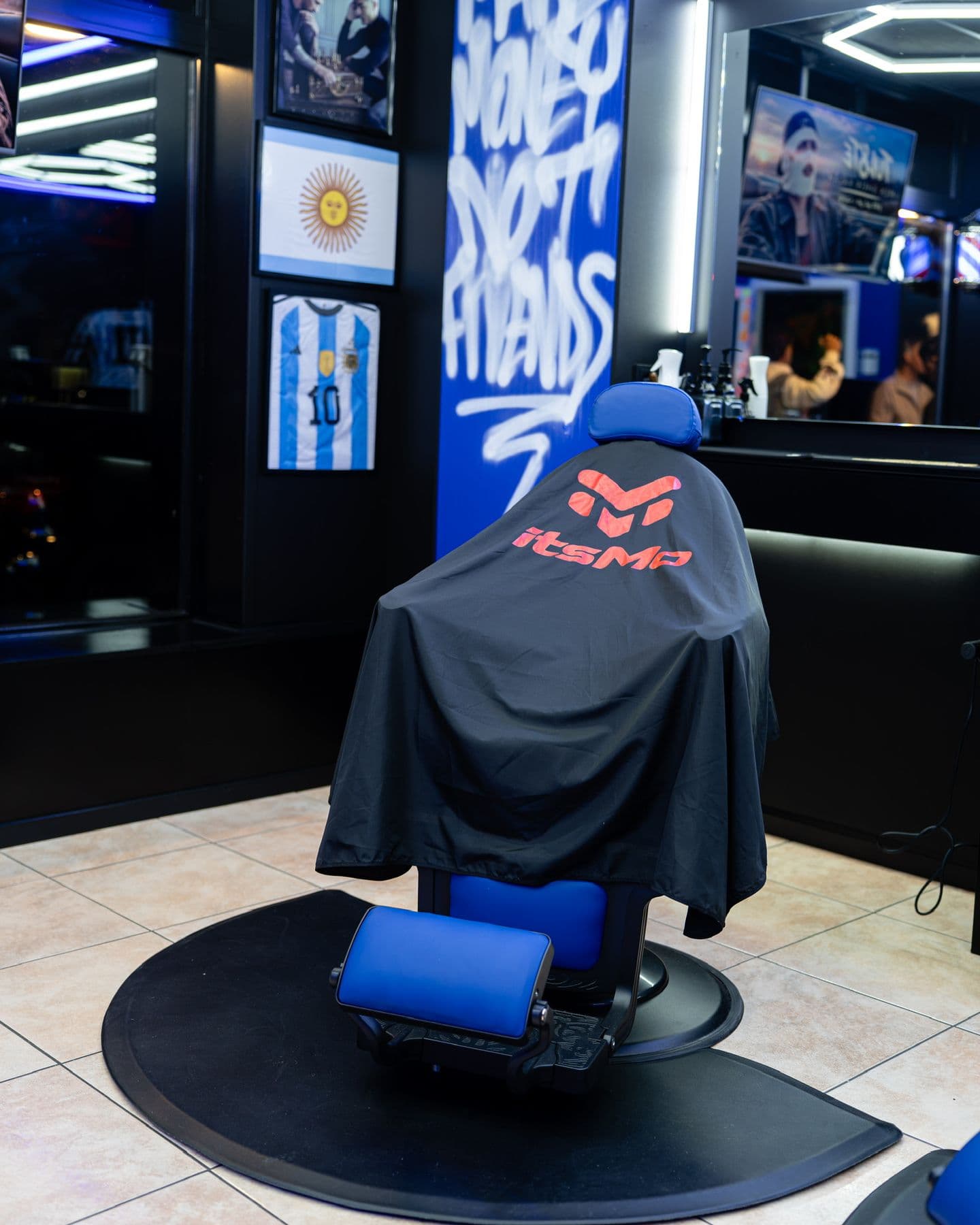 Barberstoel met ItsMo-cape in de zaak